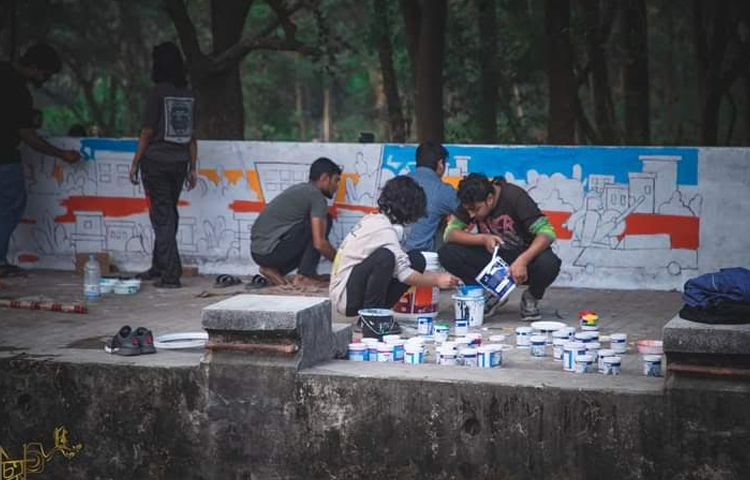 একটি সুন্দর উদ্যোগ কীভাবে একটি এলাকাকে বদলে ফেলতে পারে, ক্যাম্পাসের পরিত্যক্ত সুইমিং পুল তার জলজ্যান্ত উদাহরণ। শারীরিক শিক্ষা বিভাগের অদূরে জঙ্গলের মাঝে পরিত্যক্ত জায়গা ছিল। স্যাঁতসেঁতে ওই জায়গা থেকে জন্মাত মশা-মাছি। মাঝেমধ্যে দুর্গন্ধও ছড়াত। যে জায়গায় ময়লা-আবর্জনার স্তূপ ছিল, সেখান থেকে এখন রঙিন ছবির আলোকছটা ছড়াচ্ছে।
ছবি: গোলাম মাওলা মুরাদ