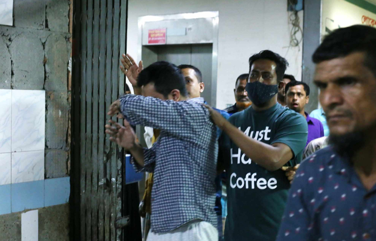 হাসপাতালের মর্গের করিডোরের এ মাথা থেকে ও মাথা হেঁটে ছোটভাইকে খুঁজছেন বড়ভাই। ছবি: মাহবুব আলম