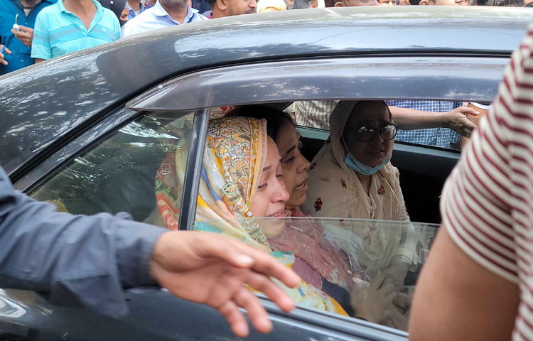 ব্র্যাকের শিক্ষার্থী নাজমুলকে হন্যে হয়ে খুঁজছে তার পরিবার। ছবি: আবদুল্লাহ আল মিরাজ