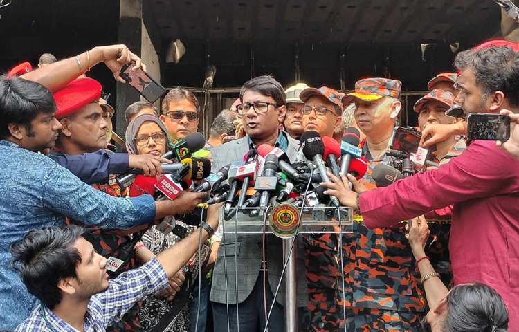 রাজধানীর বেইলি রোডের গ্রিন কজি কটেজ ভবনটিকে আগেই অগ্নিনিরাপত্তা সংক্রান্ত নোটিশ দেওয়া হয়েছিল বলে জানিয়েছেন স্বরাষ্ট্র মন্ত্রণালয়ের সুরক্ষা সেবা বিভাগের সচিব মো. আবদুল্লাহ আল মাসুদ চৌধুরী। ছবি: তৌহিদুজ্জামান তন্ময়