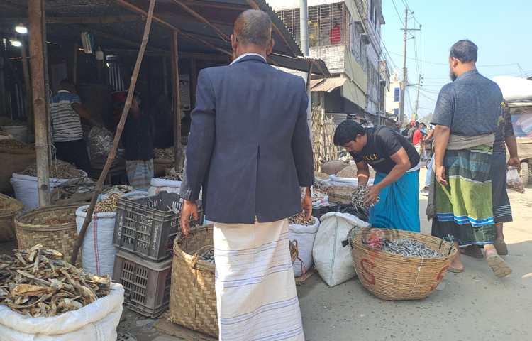 লোকমুখে প্রচলিত আছে, শহরের পাশ দিয়ে বয়ে চলা বংশ খাল দিয়ে প্রায় ৩০০ বছর আগে বিভিন্ন দেশের ব্যবসায়ী ও সওদাগররা তাদের বিশাল বিশাল বজরা নৌকায় উত্তর-পশ্চিম ও দক্ষিণ-পূর্ব বঙ্গে যাতায়াত করতেন। যাওয়া-আসার সময় বিশ্রামের জন্য তারা এখানে বিশ্রামাগার তৈরি করেন। ছবি: নাসিম উদ্দিন
