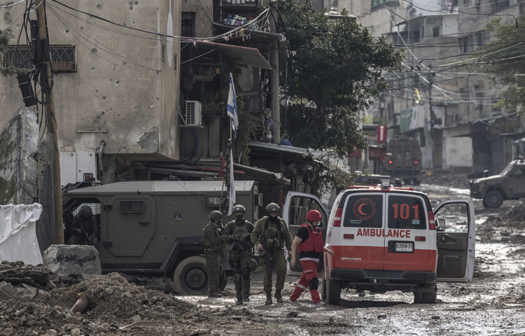 গাজায় ইসরায়েলি বাহিনীর আগ্রাসনে মৃত্যুর মিছিল থামছেই না। এরই মধ্যে নিহতের সংখ্যা ৩০ হাজার ৫০০ ছাড়িয়ে গেছে। ছবি: এএফপি