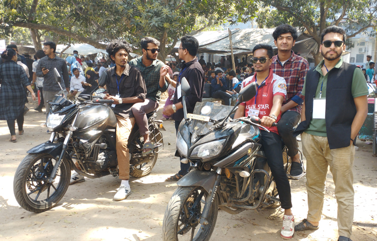 রাজশাহী বিশ্ববিদ্যালয়ে (রাবি) শুরু হয়েছে ২০২৩-২৪ শিক্ষাবর্ষের স্নাতক (সম্মান) প্রথম বর্ষের ভর্তি পরীক্ষা। ভর্তিচ্ছুদের দ্রুততম সময়ে কেন্দ্রে পৌঁছে দিতে বাইক সার্ভিস চালু করেছে বিশ্ববিদ্যালয় শাখা ছাত্রলীগ। নাম দেওয়া হয়েছে ‘জয় বাংলা বাইক সার্ভিস’। ছবি: মনির হোসেন মাহিন