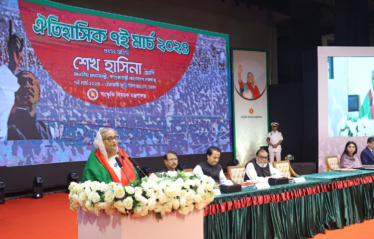 রাজধানীর ওসমানী স্মৃতি মিলনায়তনে ‘ঐতিহাসিক ৭ মার্চ-২০২৪’ উদযাপন উপলক্ষে সংস্কৃতি মন্ত্রণালয় আয়োজিত অনুষ্ঠানে প্রধানমন্ত্রী শেখ হাসিনা বলেন, জাতির পিতার ঐতিহাসিক ৭ মার্চের ভাষণ মানুষকে শুধু উদ্বুদ্ধই করেনি, গেরিলা যুদ্ধের প্রস্তুতিই দেয়নি, যুদ্ধে বিজয়ও এনে দিয়েছে। এটাই ছিল সবচেয়ে বড় কথা। ছবি: ইয়াসিন কবির জয়