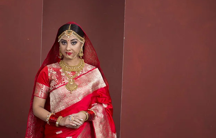 ২০১৭ সালে ‘বর্ণিল বিয়ে’ নামের একটি ম্যাগাজিনের প্রচ্ছদের জন্য বউ সেজেছিলেন বুবলী। ছবি: সংগৃহীত