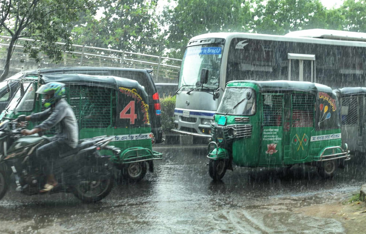 ২৪ ঘণ্টার আবহাওয়ার পূর্বাভাসে আবহাওয়া অধিদপ্তর জানিয়েছে, কুমিল্লা ও নোয়াখালী অঞ্চলসহ খুলনা, বরিশাল, ঢাকা, ময়মনসিংহ এবং সিলেট বিভাগের দু'এক জায়গায় অস্থায়ী দমকা হাওয়াসহ বৃষ্টি বা বজ্রসহ বৃষ্টি হতে পারে। এছাড়া দেশের অন্যত্র অস্থায়ীভাবে আংশিক মেঘলা আকাশসহ আবহাওয়া প্রধানত শুষ্ক থাকতে পারে। ছবি: মাহবুব আলম