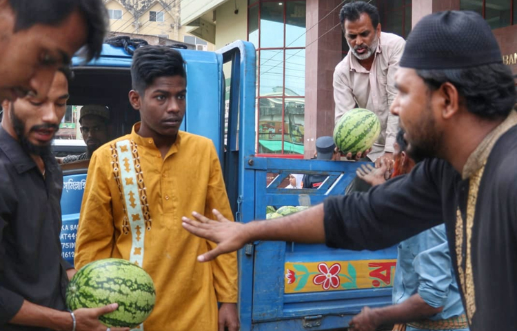 বিক্রেতারা বলছেন, যার টাকা আছে ভালো জিনিস কিনে খাবে আর যার টাকা নাই সে খাবে না। ছবি: মাহবুব আলম