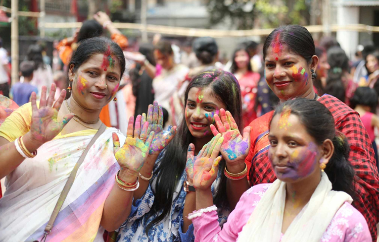 দোল উৎসবে মেতেছেন সনাতন ধর্মাবলম্বীরা। ছবি: মাহবুব আলম