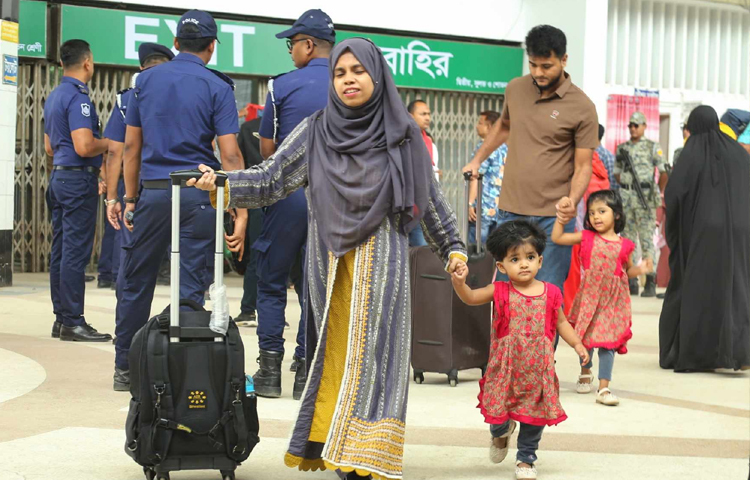 একহাতে ব্যাগ একহাতে সন্তান নিয়ে ছুটছেন ঘরমুখো বাবা মা। ছবি: মাহবুব আলম