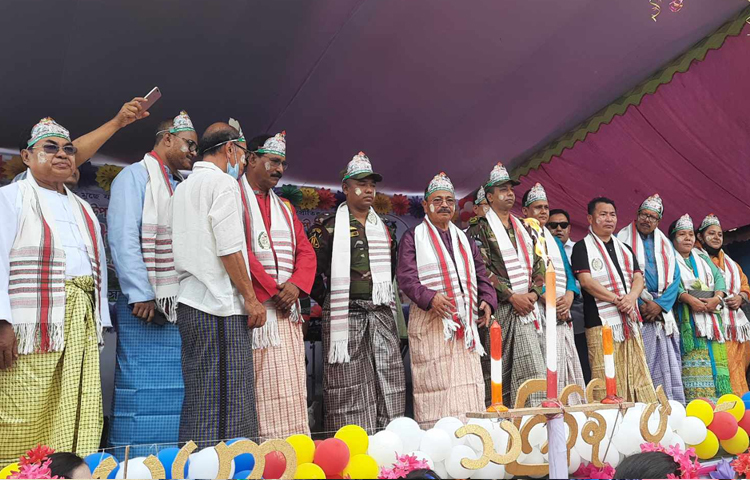 ৩ এপ্রিল সংস্কৃতিবিষয়ক মন্ত্রণালয়, রাঙামাটি পার্বত্য জেলা পরিষদ ও ক্ষুদ্র নৃগোষ্ঠীর সাংস্কৃতিক ইনস্টিটিউটের যৌথ উদ্যোগে ৪ দিনব্যাপী বিজু, সাংগ্রাই, বৈসুক, বিষু ও বিহু মেলার উদ্বোধন করা হয়েছে। ছবি: মাহবুবুল ইসলাম পলাশ
