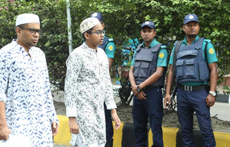 নামাজ শেষে বাড়ি ফিরছেন সবাই। নিরাপত্তা দিচ্ছে পুলিশ। ছবি: মাহবুব আলম