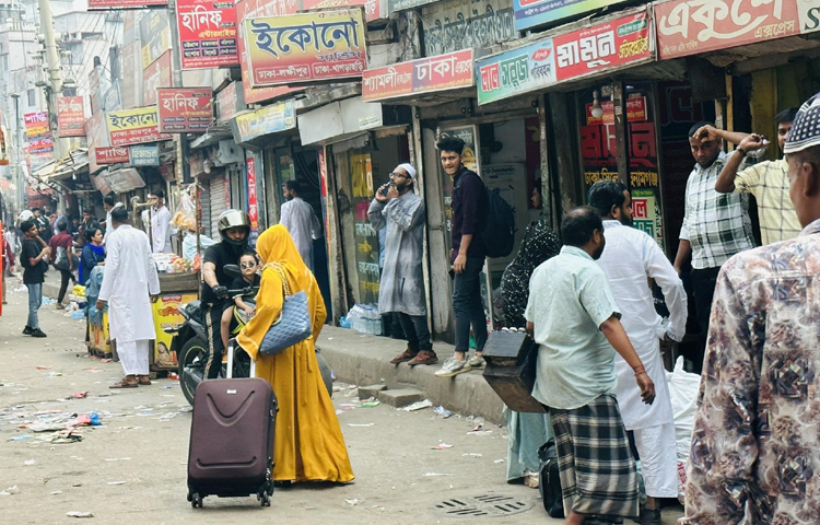 বাসে উঠার অপেক্ষায় যাত্রীরা। ছবি: ইসমাইল হোসেন রাসেল