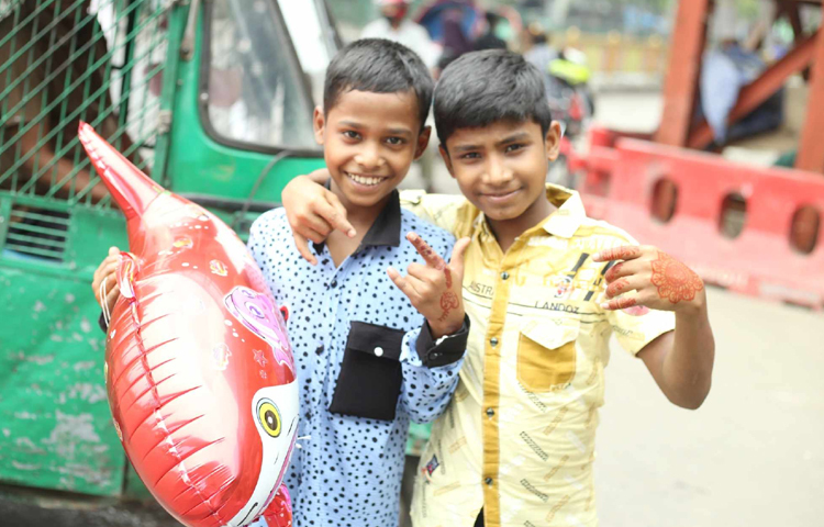 মনের আনন্দে ঘুরে বেড়াচ্ছে শিশুরা। ছবি: মাহবুব আলম