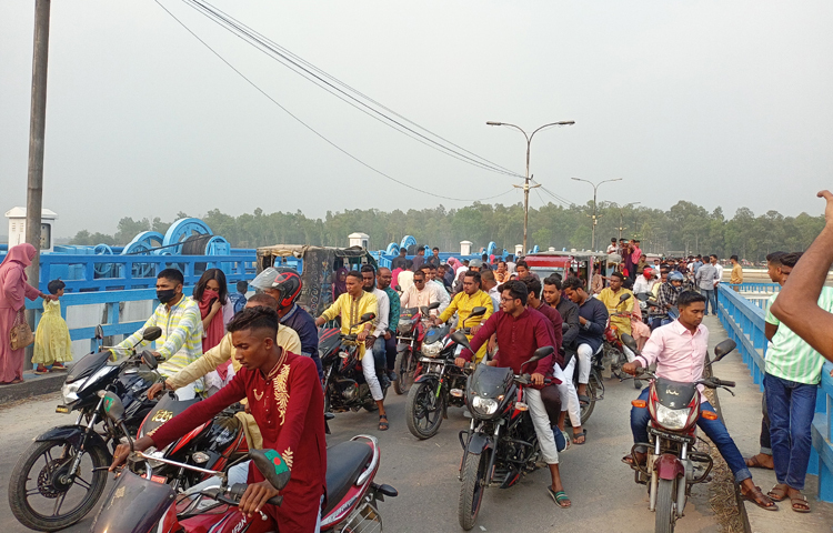 বিভিন্ন স্থান থেকে কেউ এসেছে মোটরবাইকে কেউ বা অটোরিকশায় আবার কেউ এসেছেন মাইক্রোবাসে চেপে। তিস্তা পাড়ে চলছে আনন্দ উল্লাস। ছবি: রবিউল হাসান