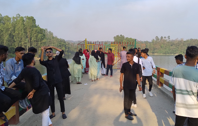 ঈদের দিন দুপুরের পর থেকে পর্যটক আসা শুরু হলেও শুক্রবার সকাল থেকে ছিল উপচেপড়া ভিড়। ছবি: এম মাঈন উদ্দিন