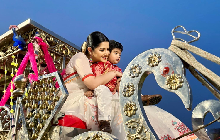 ক্যাপশনে লিখেছেন, ‘আমাদের বৈশাখী সন্ধ্যে বিকেল। নববর্ষ ১৪৩১। আমার বাজান, তোমার সাথে রূপকথার জীবন আমার। শুকরিয়া।’ ছবি: ফেসবুক