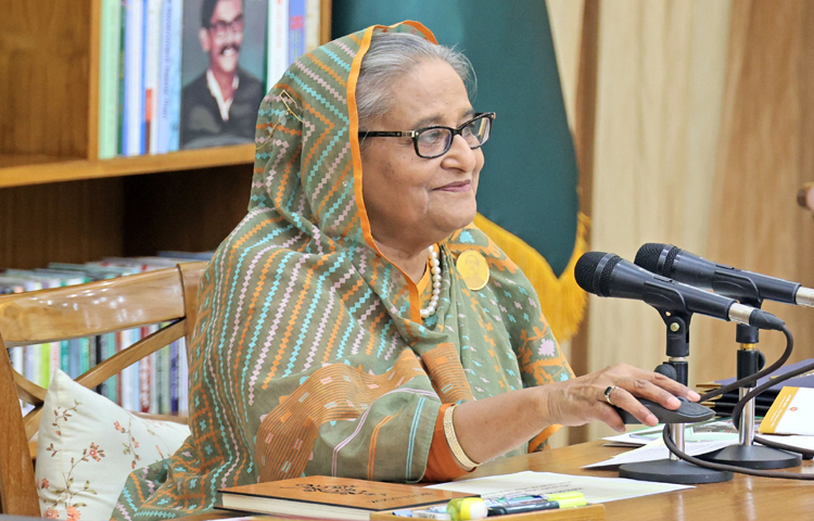 গণভবনে এক অনুষ্ঠানে ভার্চুয়ালি একটি বোতাম টিপে মাধ্যমিক স্কুল সার্টিফিকেট (এসএসসি) ও সমমানের পরীক্ষা-২০২৪-এর ফলাফল প্রকাশ করেছেন প্রধানমন্ত্রী শেখ হাসিনা। ছবি: ইয়াসিন কবির জয়