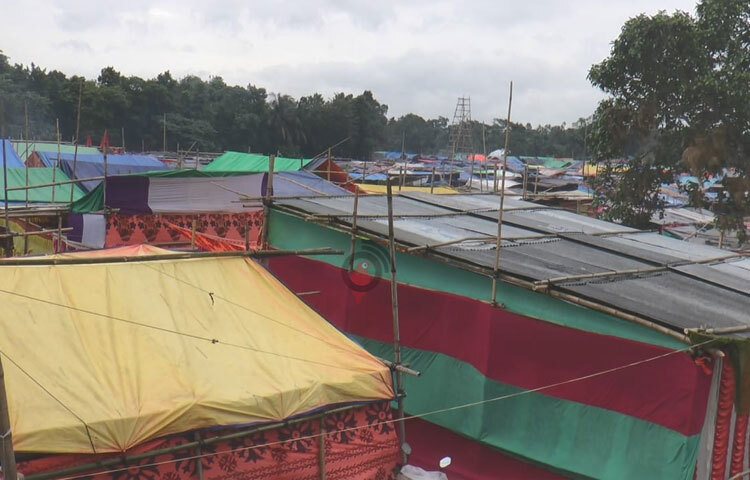 মহামানব গণেশ পাগলের এ মেলায় ভক্তরা আসেন পুণ্য অর্জনের জন্য। মেলাকে ঘিরে পুরো মাঠজুড়ে বসেছে সারি সারি দোকান। ছবি: আয়শা সিদ্দিকা আকাশী