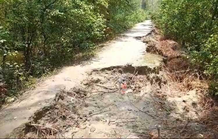 রাস্তাঘাটের বেহাল দশা।  ছবি: ইকবাল হোসেন মজনু