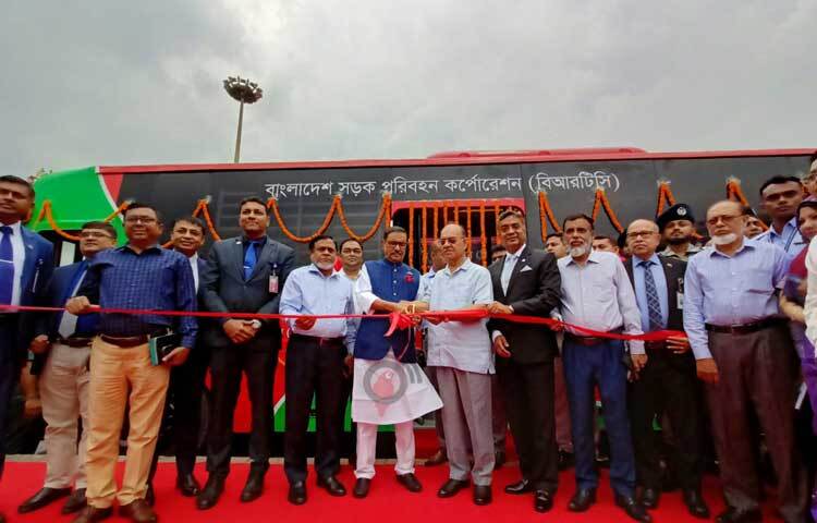 উদ্ভোধনের সময় বিমান ও পর্যটন মন্ত্রী ফারুক খানসহ আরও অনেকে  উপস্থিত ছিলেন। ছবি: মাহবুব আলম