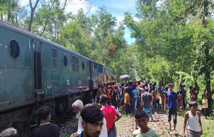 আজ সকাল সাড়ে ৭টায় বড়তাকিয়া রেলস্টেশনের আওতাধীন আমবাড়িয়া এলাকায় এ ঘটনা ঘটেছে। ছবি: এম মাঈন উদ্দিন