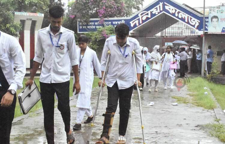 চলতি বছরের এইচএসসি ও সমমানের পরীক্ষা শুরু হয়েছে আজ। এদিন পরীক্ষায় অনুপস্থিত প্রায় ১০ হাজার শিক্ষার্থী, যা গত বছরের তুলনায় প্রায় দ্বিগুণ। ছবি: বিপ্লব দীক্ষিত