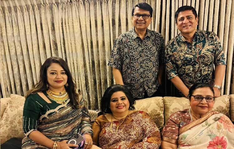 এক ফ্রেমে বন্দি হয়েছেন রুনা লায়লা, শবনম, আলমগীর, অমিত হাসান ও তার স্ত্রী অনন্যা। ছবি: ফেসবুক থেকে