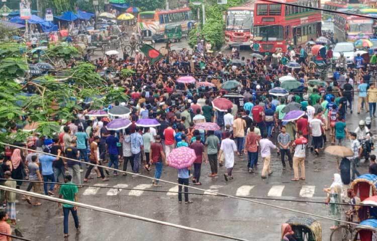 গুঁড়ি গুঁড়ি বৃষ্টি উপেক্ষা করেই শাহবাগ মোড়ে অবস্থান নেন শিক্ষার্থীরা। ছবি: হাসান আলী