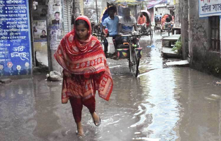 রাজধানীর অলিগলি ও প্রধান সড়কে পানি জমে আছে। ফলে বেড়েছে নগরবাসীর ভোগান্তি। ছবি: বিপ্লব দীক্ষিত