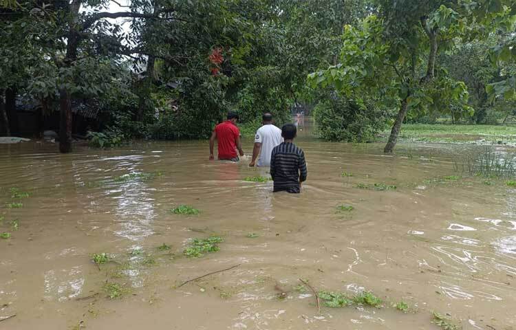কোমর পরিমাণ পানি হওয়ায় মানুষের চলাচলে অনেক ভোগান্তি পোহাতে হচ্ছে। ছবি: এম মাঈন উদ্দিন