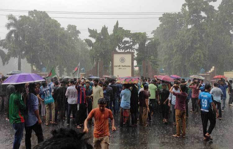 পরে বিশ্ববিদ্যালয়ের প্রধান ফটক ঢাকা-রাজশাহী মহাসড়ক অবরোধ করেন আন্দোলনরত শিক্ষার্থীরা। ছবি: মনির হোসেন মাহিন