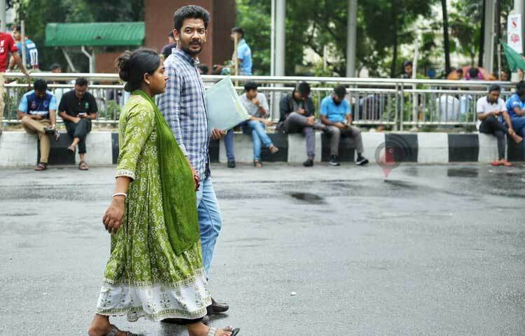 সড়কে কোনো গাড়ি না পেয়ে পায়ে হেঁটেই যেতে হচ্ছে গন্তব্যে। ছবি: মাহবুব আলম
