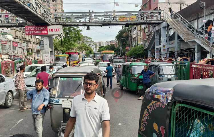 অবরোধের ফলে সায়েন্সল্যাবসহ আশপাশের সড়কে যান চলাচল বন্ধ হয়ে গেছে। এতে সেসব এলাকার সড়কে তীব্র যানজট সৃষ্টি হয়েছে, ভোগান্তি পোহাচ্ছেন নগরবাসী। ছবি: নাহিদ হাসান