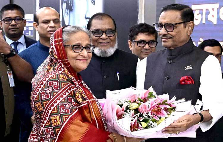 বিমানবন্দরে মন্ত্রীপরিষদের সদস্যবৃন্দ ও ঊর্ধ্বতন কর্মকর্তাগণ প্রধানমন্ত্রীকে স্বাগত জানান। ছবি: পিআইডি