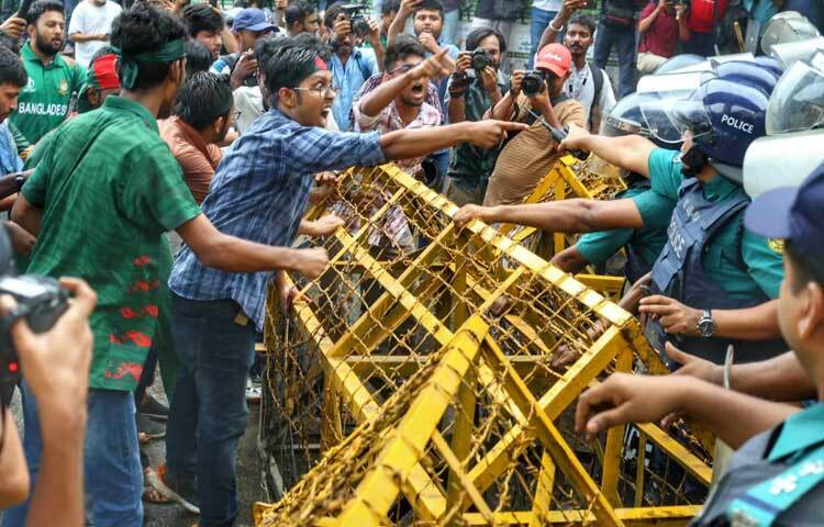 সরকারি চাকরিতে কোটা পদ্ধতির সংস্কারের দাবিতে শিক্ষার্থীদের বিক্ষোভ চলছে রাজধানীর শাহবাগে। ছবি: মাহবুব আলম