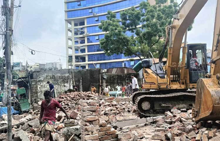 রাজধানীর মতিঝিলে লক্ষ্মী নারায়ণ জিউ মন্দিরের প্রায় ২০০ কোটি টাকা মূল্যের ৩৬ শতাংশ দেবোত্তর সম্পত্তি উদ্ধার করেছে ঢাকা জেলা প্রশাসন। ছবি: জাগাঙ্গীর আলম