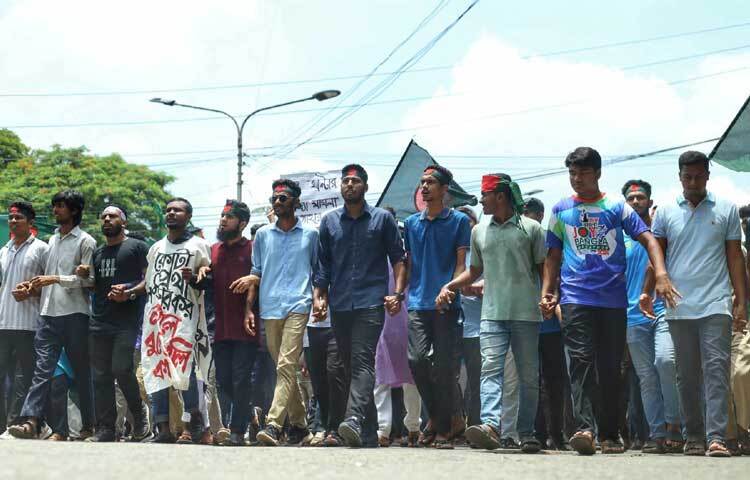 দুপুর ১২টার দিকে ঢাকা বিশ্ববিদ্যালয়ের কেন্দ্রীয় লাইব্রেরির সামনে থেকে এ পদযাত্রা শুরু হয়। পরে শাহবাগ হয়ে প্রেসক্লাব অভিমুখে রওনা হন তারা। ছবি: মাহবুব আলম