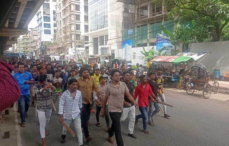 এ সময় বেশকিছু ছাত্রলীগ নেতাকর্মীকে লাঠি হাতে দেখা যায়। ছবি: আবু আজাদ