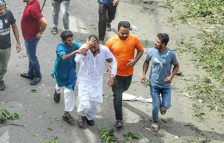 সংঘর্ষে আহত পথচারীরাও। ছবি: মাহবুব আলম