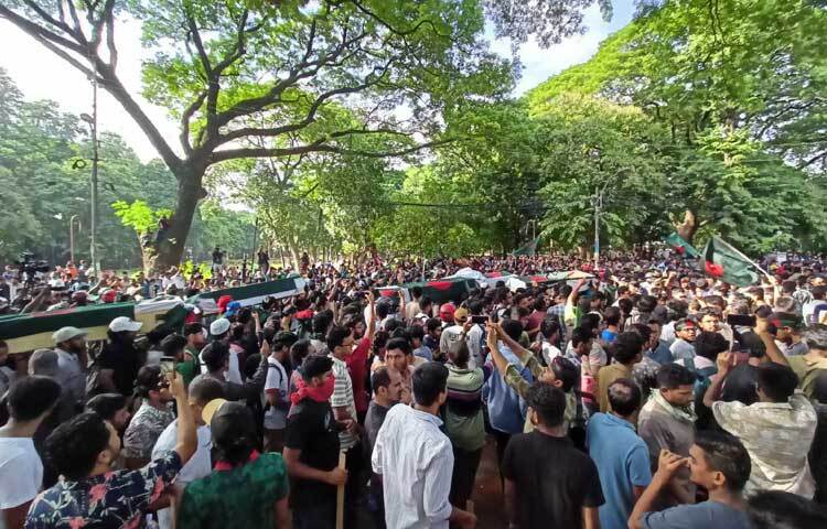 গায়েবানা জানাজা শেষে শিক্ষার্থীরা শান্তিপূর্ণভাবে মিছিল শুরু করেন।  ছবি: মাহবুব আলম