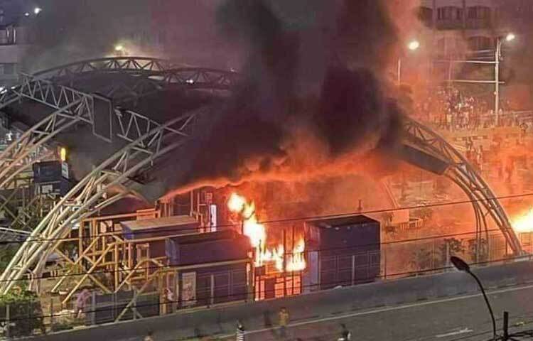 এর আগে বুধবার রাতেও টোল প্লাজায় আগুন দেন আন্দোলনকারীরা। ছবি: মাসুদ রানা