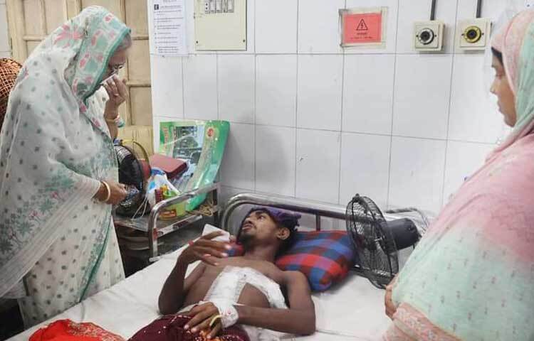 আজ সকাল সাড়ে ৭টায় হাসপাতালে যান প্রধানমন্ত্রী। ছবি: ইয়াসিন কবির জয়