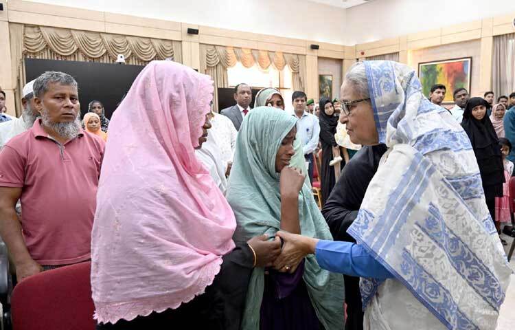 রংপুর বেগম রোকেয়া বিশ্ববিদ্যালয়ের ইংরেজি বিভাগের শিক্ষার্থী আবু সাঈদসহ দেশের বিভিন্ন স্থানে নিহত ৩৪ জনের পরিবারের সদস্যরা আজ সকালে গণভবনে আসেন। ছবি: পিআইডি