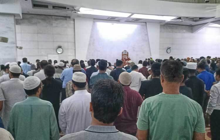 দেশে আনার পর আজ বাদ জোহর গুলশানের আজাদ মসজিদে তার জানাজা অনুষ্ঠিত হয়েছে। ছবি: মাহবুব আলম