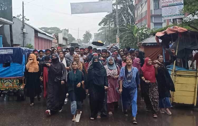 ভোলায় বৃষ্টির মধ্যেই শিক্ষার্থীরা বিক্ষোভ মিছিল ও সমাবেশ করেছেন। ছবি: জুয়েল সাহা বিকাশ