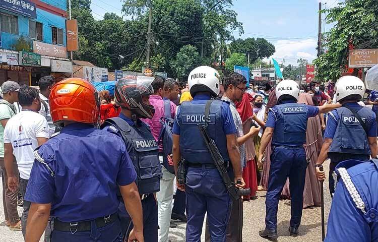 পঞ্চগড়ে নয় দফা দাবি আদায়ে বিক্ষোভ মিছিল করেছে সাধারণ শিক্ষার্থীরা।  মিছিল নিয়ে তারা শহরের শেরে বাংলা পার্ক মোড়ের দিকে যেতে চাইলে পুলিশ বাধা দেয়।  ছবি: সফিকুল আলম