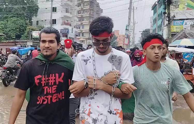 লক্ষ্মীপুরের রামগঞ্জে গলায় শিকল বেঁধে প্রতীকী প্রতিবাদ জানিয়েছেন শিক্ষার্থীরা।  ছবি: কাজল কায়েস