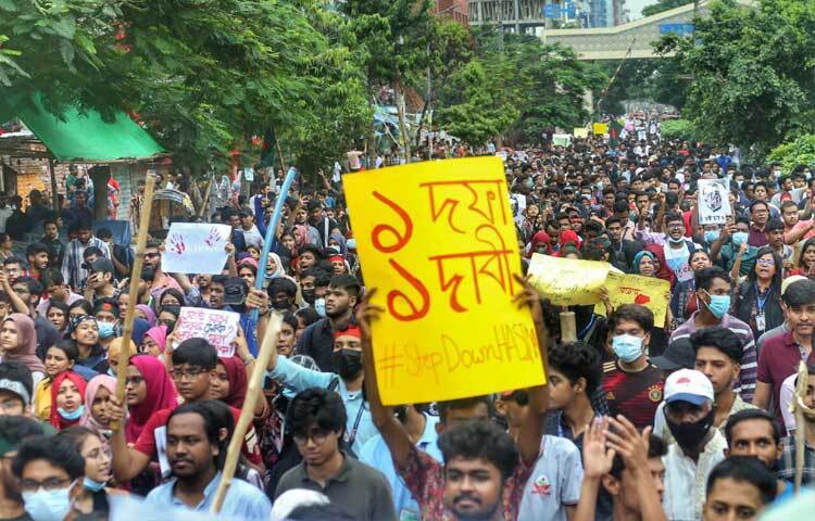 এসময় শিক্ষার্থীরা হত্যাকারীদের বিচার ও সরকারের পদত্যাগ চেয়ে স্লোগান দিতে থাকেন। ছবি: মাহবুব আলম