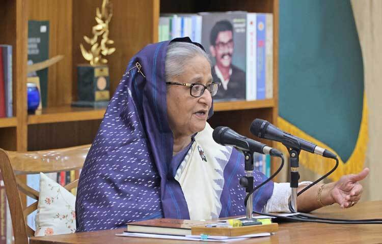 আন্দোলনকারীদের সন্ত্রাসী আখ্যা দিয়ে তাদের শক্ত হাতে দমনে দেশবাসীকে আহ্বান জানিয়েছেন প্রধানমন্ত্রী শেখ হাসিনা। ছবি: ইয়াসিন কবির জয়
