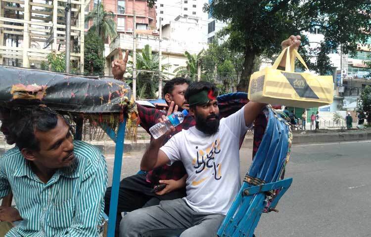 শেখ হাসিনার পদত্যাগের খবরে রাজপথে মিষ্টি বিতরণ করছেন অনেকেই। ছবি: নাজমুল হোসেন বাপ্পি